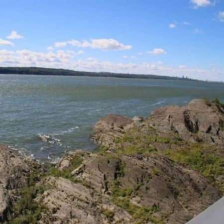 Om Chalet 2 Avec Spa Et Foyer Borde Du Fleuve St-Pierre-de-l'Île-d'Orléans Buitenkant foto