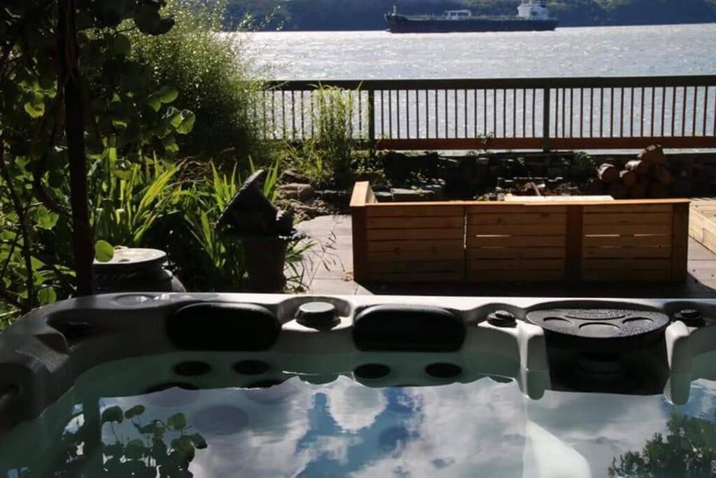 Om Chalet 2 Avec Spa Et Foyer Borde Du Fleuve St-Pierre-de-l'Île-d'Orléans Buitenkant foto