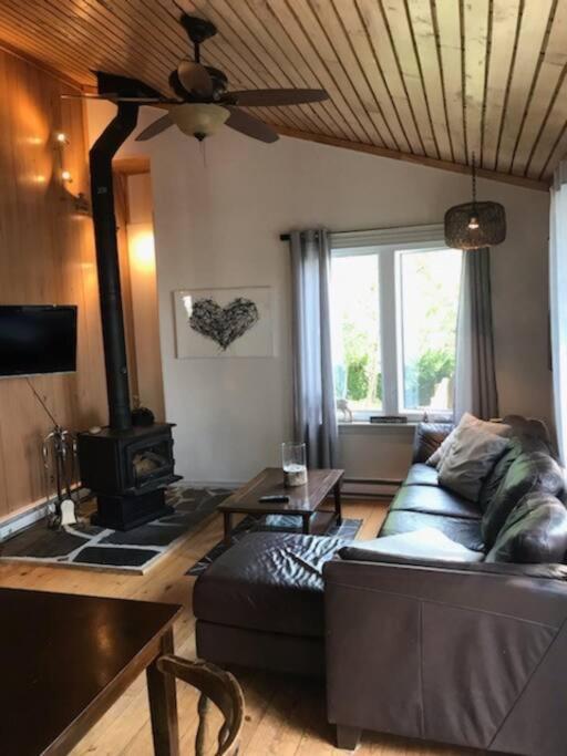 Om Chalet 2 Avec Spa Et Foyer Borde Du Fleuve St-Pierre-de-l'Île-d'Orléans Buitenkant foto